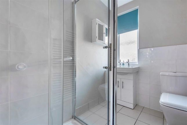 40 Oak Hill, Wood Street Village, Guildford photo 3
