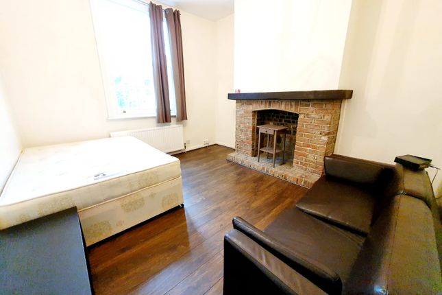 Thumbnail Flat to rent in Englefield Road, London