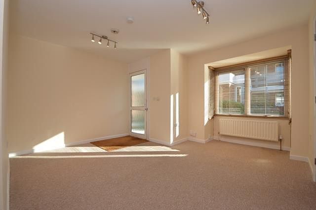 13 Mathon Court, Cross Lanes, Guildford photo 3