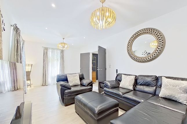 22, Markwick Avenue, Cheshunt photo 5