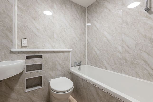 41 Fairbairn Close, Purley photo 3