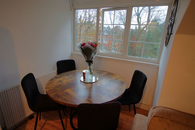 3, Flat  Canterton, Pinner photo 4