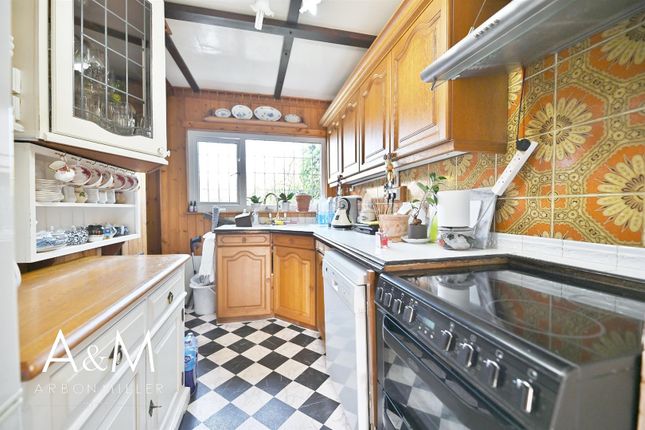 8, Manford Cross, Chigwell photo 3