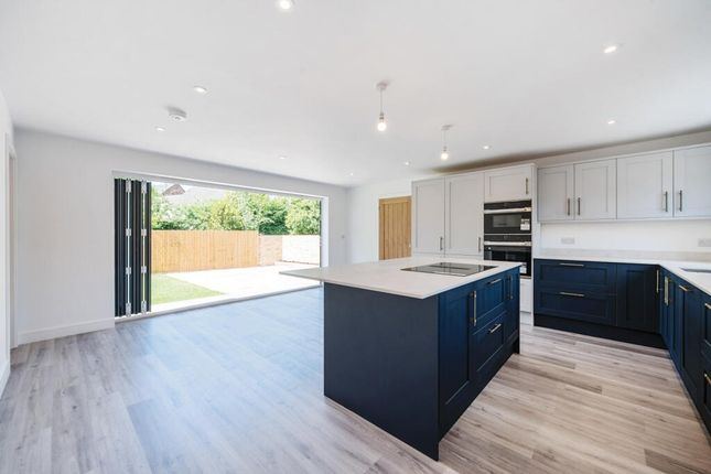 71 West Chiltern, Woodcote, Berkshire photo 2
