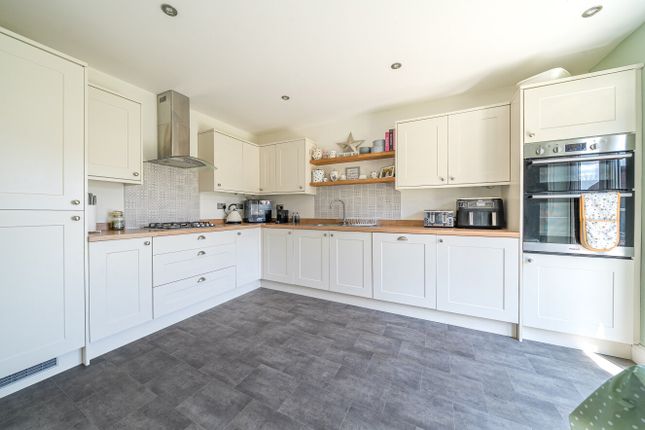 16, Feltham Way, Gloucestershire photo 4