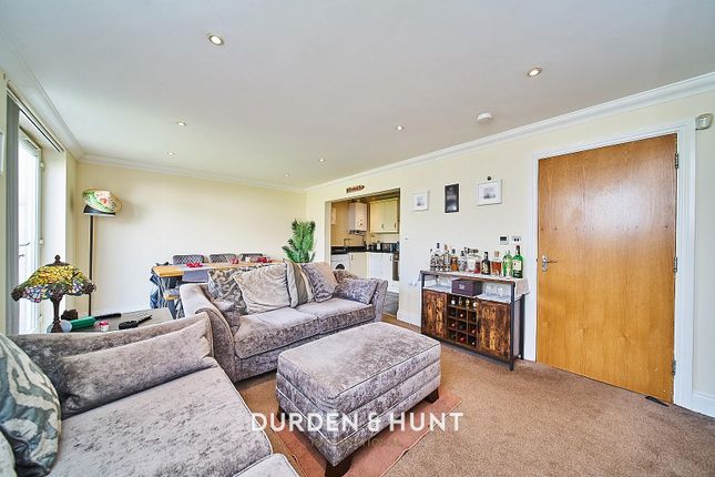 Flat to rent in Tomswood Hill, Ilford