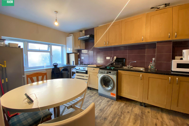 Room 2, 29 Barnsdale Avenue, London photo 3