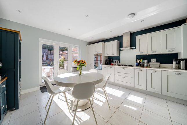 18, Yalden Gardens, Farnham photo 4