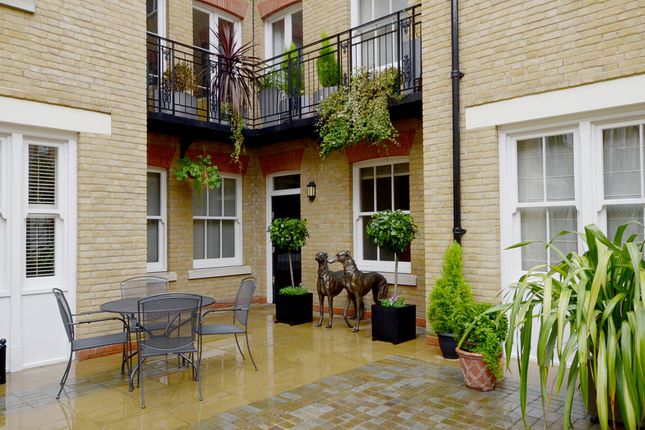 Town house to rent in Dorset Mews, London