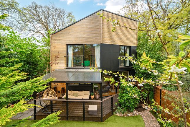 6, Manor Wood Grove, Surrey photo 2