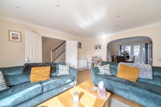 6, Aragon Walk, West Byfleet photo 3