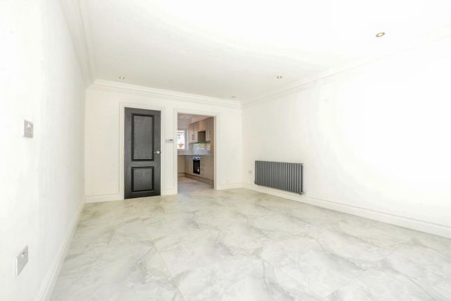 20a Woodley Hill, Waterside, Chesham photo 4