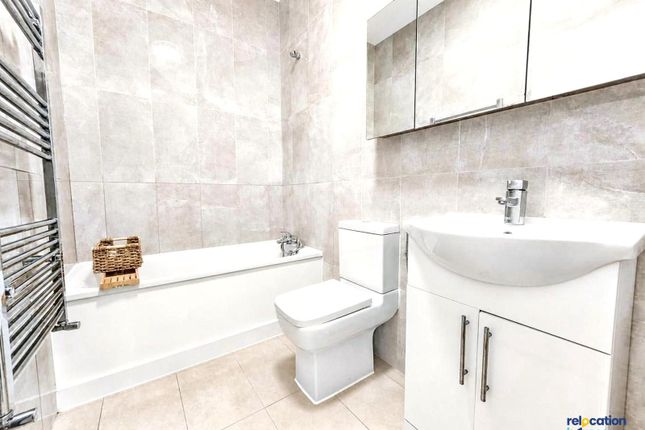121 Raynham Avenue, London photo 3