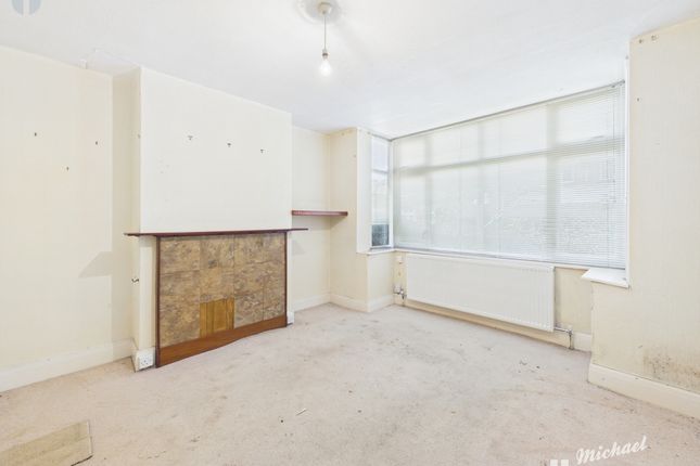 63 Walton Way, Aylesbury photo 2