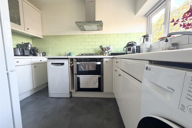 Dolphin Close, Surbiton photo 5