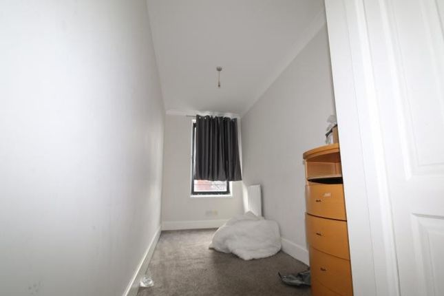 Flat to rent in Lion Court, 435 The Highway, London