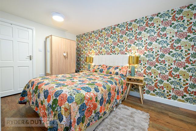 24, Spring Lane, West Yorkshire photo 3