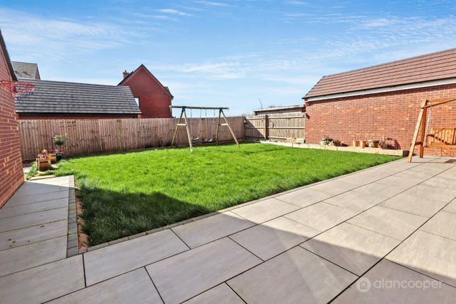 12 Windrower Close, Nuneaton, Warwickshire photo 2