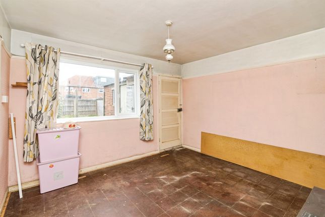 20, Hawthorn Avenue, Lowestoft photo 3
