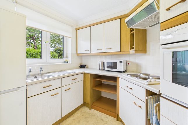 6 Weston Court, Farnham Close, London photo 4