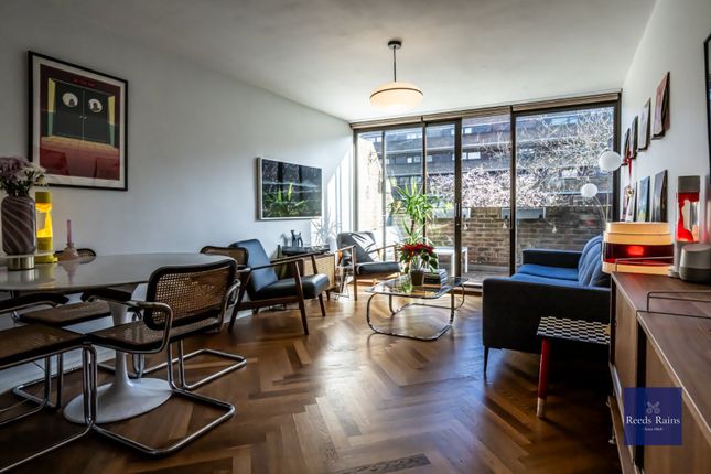 Flat for sale in Mead Row, London