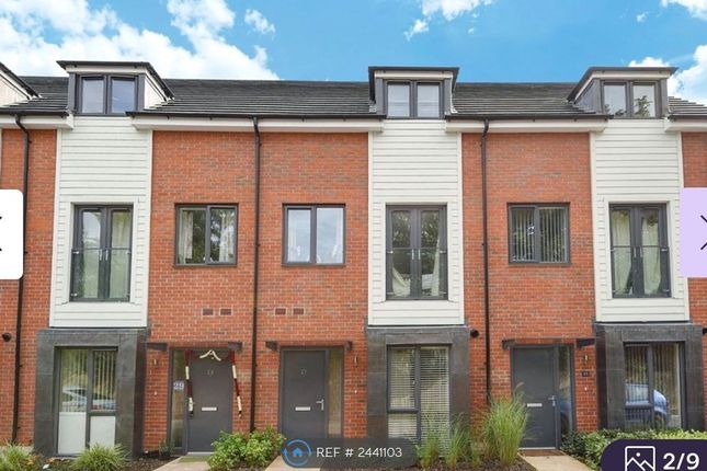 Robert Parker Road, Reading photo 2
