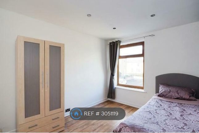 Kirkgate, Hanging Heaton, Batley photo 4