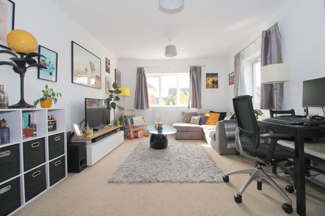 Thumbnail Flat for sale in Sycamore House, Holywell Way, Staines-Upon-Thames