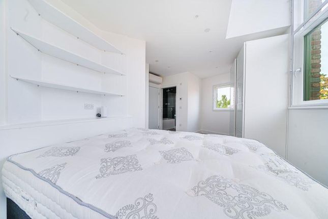 Town house for sale in Edgewood Mews, Finchley