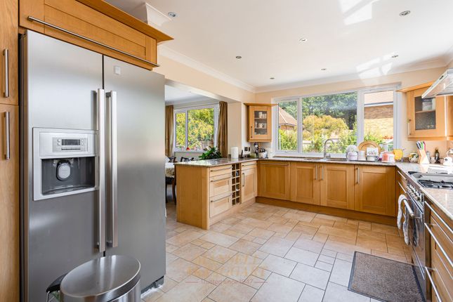 20 Upfield, Horley photo 4