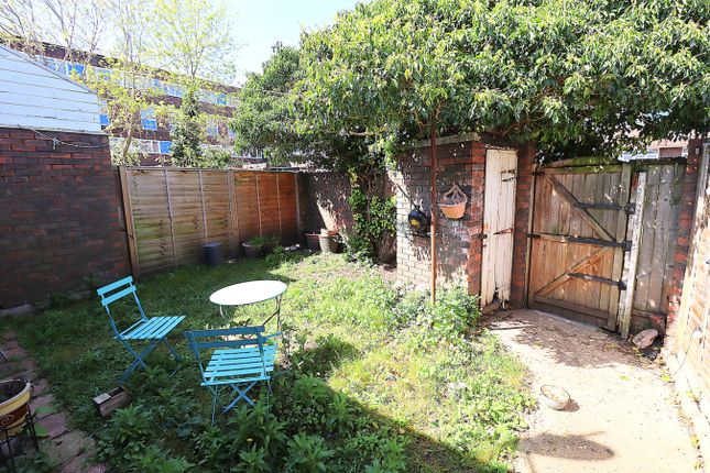 207, Mayfield Road, Farnborough photo 2