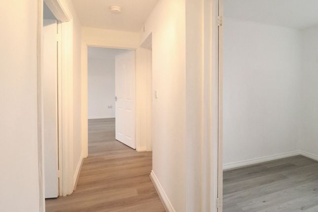 Flat 5, Timberlog Place,, Clay Hill Road, Essex photo 2