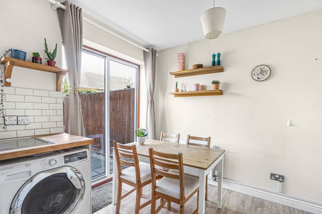 5, John Tame Close, Gloucestershire photo 4