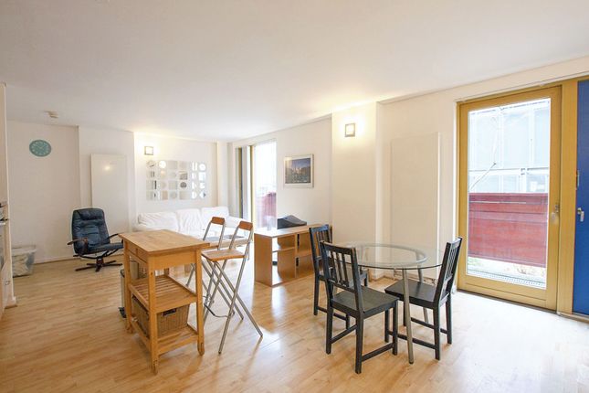Flat 2, Farnsworth Court West Parkside, London photo 2