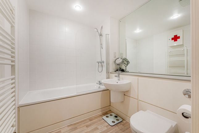 Flat for sale in Sun Passage, London