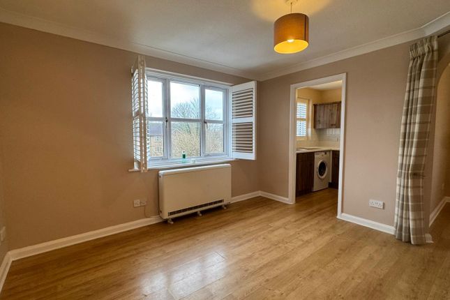 37 Worcester Gardens, Slough photo 3