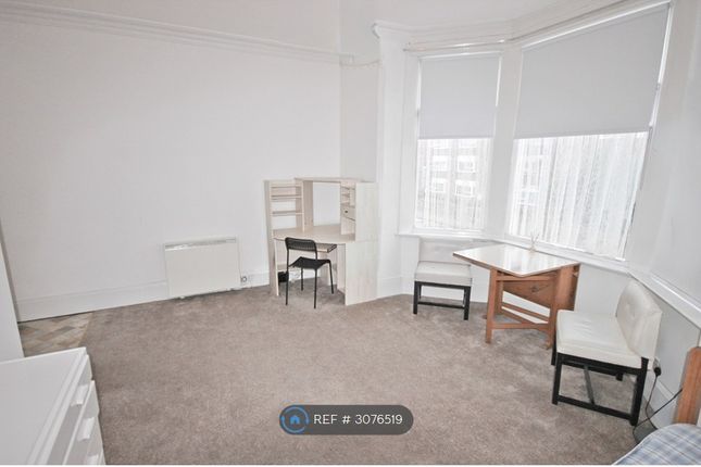 Flat, Queens Road, Beeston, Nottingham photo 2
