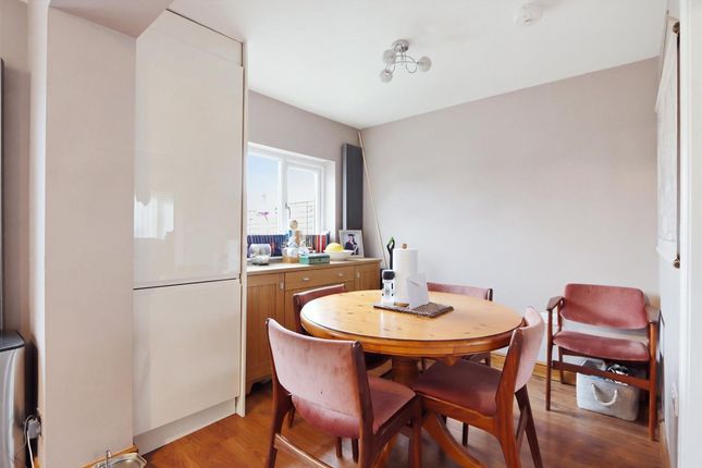 70 Hambleton Avenue, Chesterfield photo 4