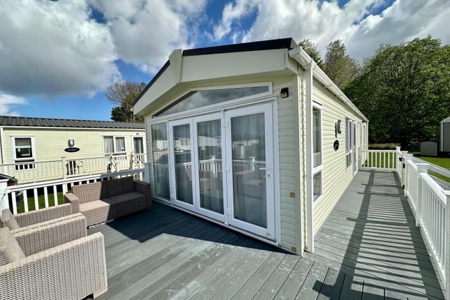 Thumbnail Mobile/park home for sale in Dobbs Weir, Essex Road, Hoddesdon
