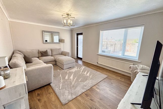 12 George Thomas Close, Porthcawl photo 2