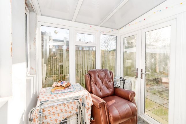 60, Warren Crescent, Hampshire photo 4