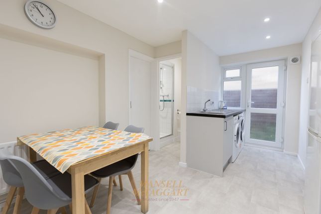 33 Chesters, Horley photo 4