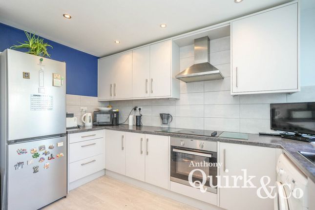 3, Caversham Park Avenue, Rayleigh photo 3
