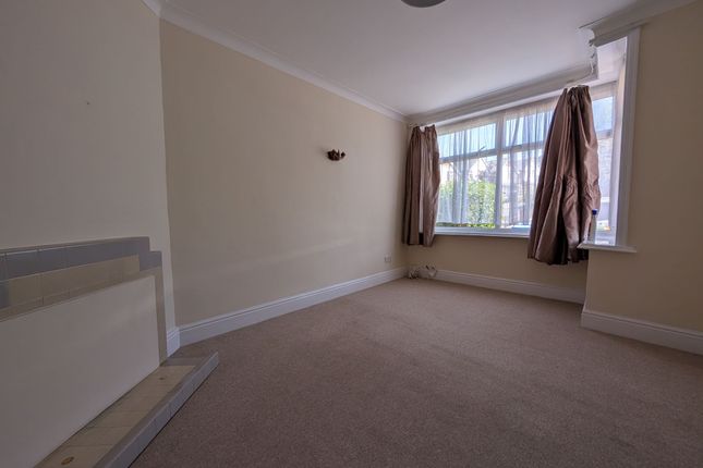 123 Woodmill Lane, Southampton photo 3