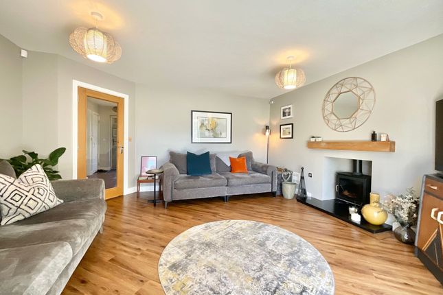 28 Meadowside, Stone photo 2