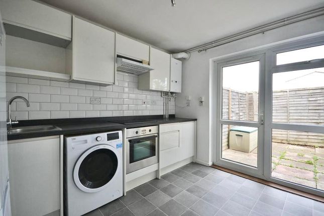 15, Thane Court, Milton Keynes photo 2