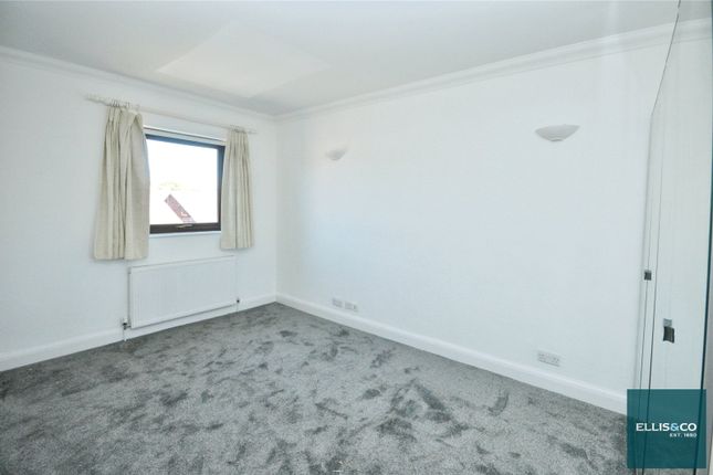 67, Rowlands Close, London photo 3
