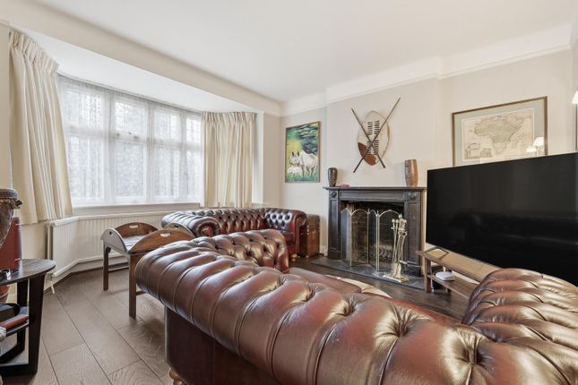 8, Hollybush Close, Snaresbrook photo 4