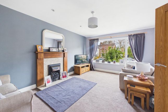 4, Hallowes Grove, Bradford photo 3