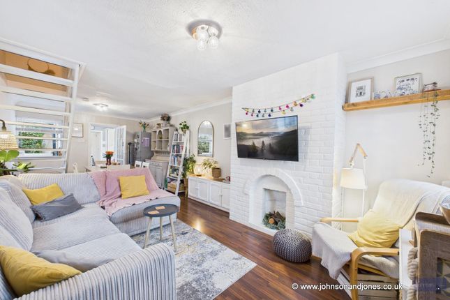 14, Victory Road, Chertsey photo 2